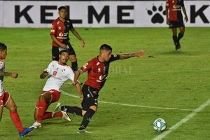 ELLITORAL_340754 |  Mauricio Garín Brian Fernández dejó en el suelo al defensor y pone el descuento