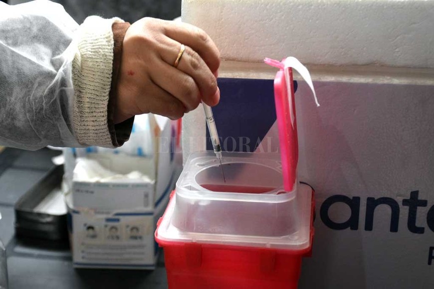 ELLITORAL_386755 |  Guillermo Di Salvatore Cortopunzantes. Las agujas, frascos y jeringas van primero a estos frascos y luego a la bolsa roja.