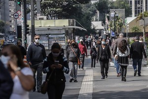 ELLITORAL_395184 |  Xinhua/Rahel Patrasso (210802) -- SAO PAULO, 2 agosto, 2021 (Xinhua) -- Personas caminan por una calle, en Sao Paulo, Brasil, el 2 de agosto de 2021. (Xinhua/Rahel Patrasso) (rp) (sm) (ra) (dp)