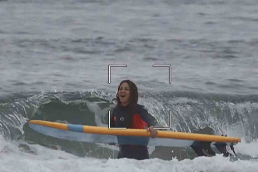 ELLITORAL_401994 |  Gentileza Shakira y Piqué surfeando en la playa de Oyambre.