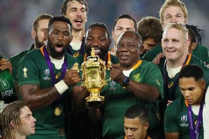 Archivo Siya Kolisi, capitán de los Springboks, sostiene la William Webb Ellis Cup junto al presidente de Sudáfrica, Cyril Ramaphosa, tras coronarse campeón de la Rugby World Cup Japón 2019, luego de vencer a Inglaterra en la final.