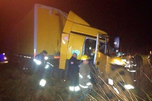 ELLITORAL_376427 |  El Litoral Tras el impacto uno de los camioneros debió ser rescatado desde la cabina de conducción.