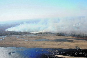 ELLITORAL_332023 |  Gentileza El humo de biomasa se desprende de las islas frente a la ciudad de Paraná, una postal que se repite durante los últimos meses.