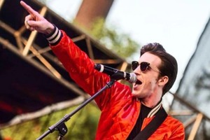 Instagram @drakebell