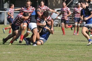 Eduardo Seval Tal como ocurrió cuando las actividades fueron autorizadas por primera vez, Santa Fe Rugby Club y Universitario disputaron un encuentro amistoso, en búsqueda de la imprescindible cohesión que se requiere para el juego colectivo.