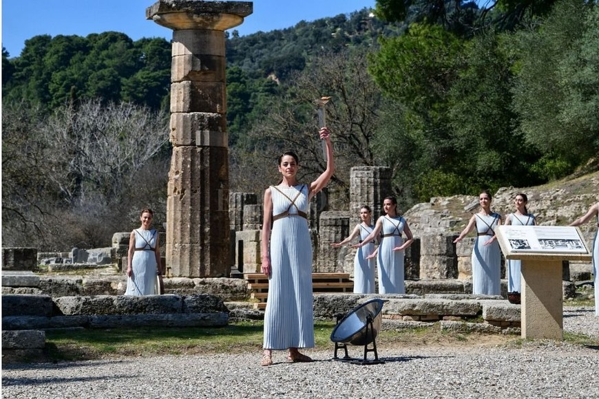 ELLITORAL_290996 |  Xinhua Simbólica. En el Olimpo de Grecia, la tradicional ceremonia de encendido de la llama que guiará a los Juegos de Tokio, se llevó a cabo con la presencia de un minúsculo grupo de invitados.