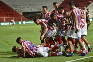 Manuel Fabatía Todo Unión parece tirarse encima del  Pajarito  Juárez, el joven delantero que Unión  espió  en Gimnasia de Jujuy y adquirió parte de su pase. Lo venía siguiendo Zuccarelli, el secretario deportivo que presentó el sábado su renuncia.