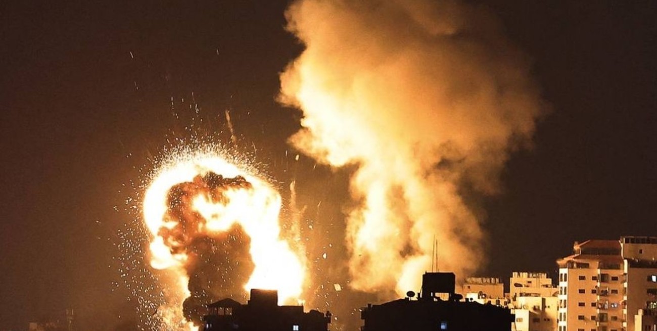 Israel bombardeó edificios como respuesta a los cohetes lanzados por los palestinos