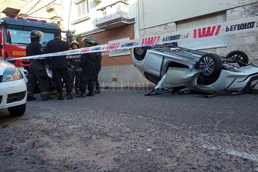ELLITORAL_388357 |  Manuel Fabatía Además del vehículo volcado, dos autos estacionados sufrieron daños