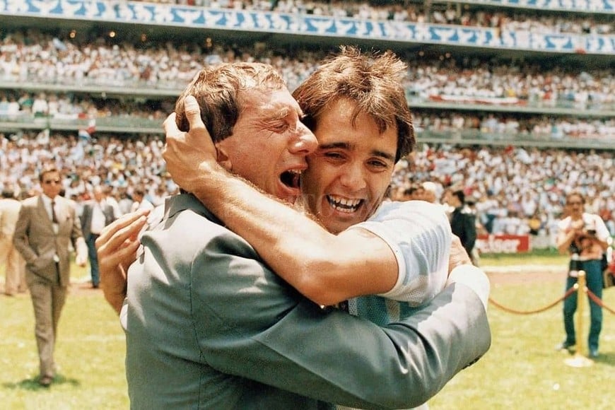 ELLITORAL_291404 |  Archivo El Litoral El abrazo fervoroso con Carlos Bilardo. Pasculli fue el autor del gol de la victoria ante Uruguay, en el partido de octavos de final de ese Mundial de México ?86.