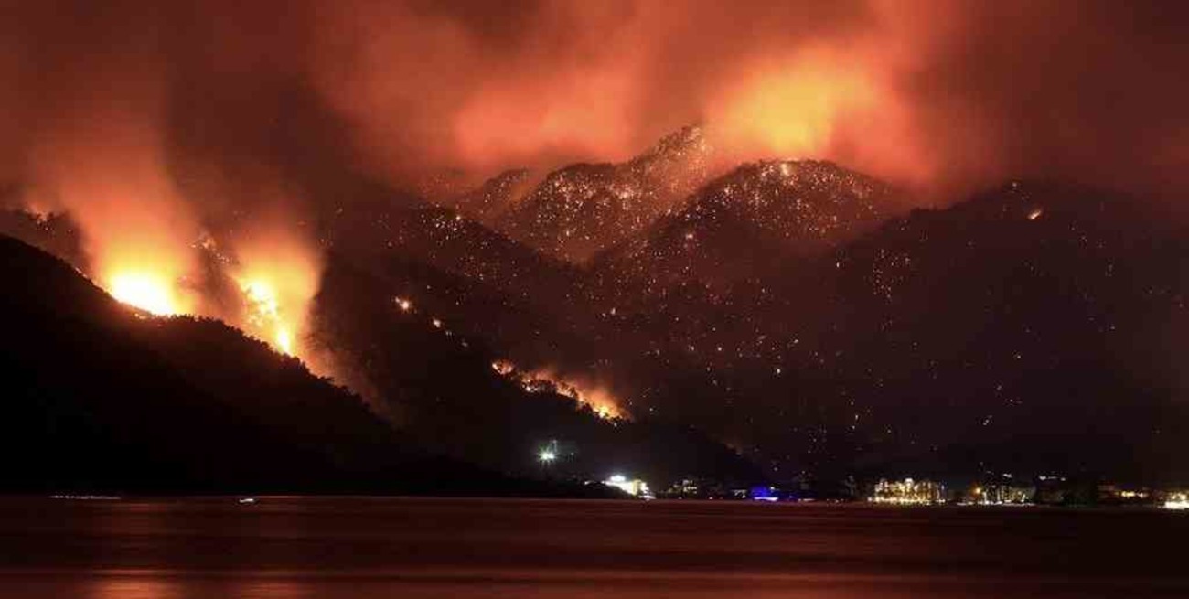 Al menos cuatro muertos en una ola de incendios forestales que azotan a Turquía