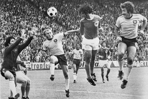 ELLITORAL_397240 |  STAFF (ARCHIVOS) En esta fotografía de archivo tomada el 18 de junio de 1974, el entonces delantero de Alemania Occidental Gerd Mueller (C) marca con un cabezazo que supera al portero australiano Jack Reilly (L) y a los defensores Manfred Schaefer (2L) y Ray Richards (R) durante la Partido de fútbol de la primera ronda de la Copa del Mundo entre Alemania Occidental y Australia en Hamburgo. Alemania Occidental venció a Australia 3-0. - El Bayern de Múnich ha confirmado que el legendario delantero alemán Gerd Mueller murió en las primeras horas del 15 de agosto de 2021, a la edad de 75 años. Durante una brillante carrera, Mueller anotó un récord de 365 goles para el Bayern en la Bundesliga durante las décadas de 1960 y 1970. además de marcar 68 goles para Alemania Occidental en 62 partidos internacionales. (Foto por PERSONAL / AFP)