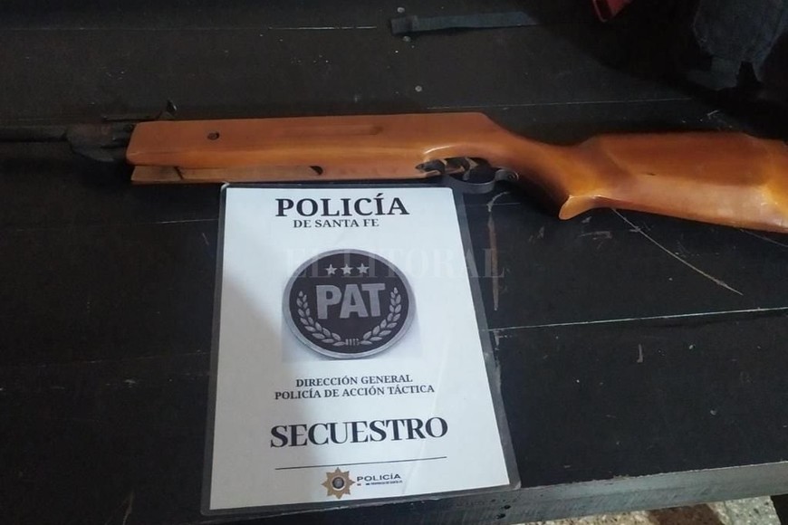 ELLITORAL_406026 |  El Litoral El rifle que fue secuestrado por el personal policial.