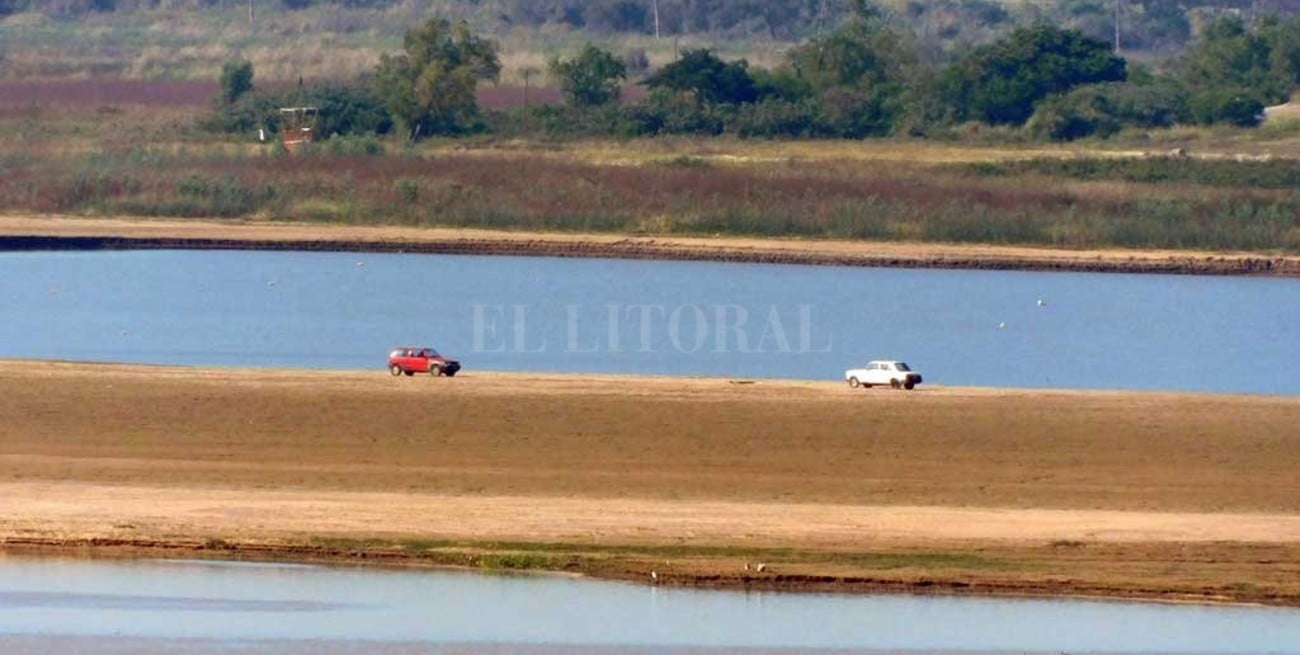 Impactantes imágenes: autos en el medio de la Laguna Setúbal