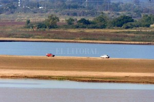 El Litoral Los dos autos en el suelo fangoso de la Laguna Setúbal