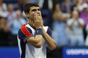 ELLITORAL_401680 |  Reuters Sep 3, 2021; Flushing, NY, USA; Carlos Alcaraz of Spain celebrates after recording match point against Stefanos Tsitsipas of Greece in a third round match on day five of the 2021 U.S. Open tennis tournament at USTA Billie Jean King National Tennis Center. Mandatory Credit: Jerry Lai-USA TODAY Sports