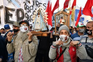 ELLITORAL_395636 |  NA Los movimientos sociales agrupados en la Unión de Trabajadores y Trabajadoras de la Economía Popular (UTEP) marcharon desde el Santuario de San Cayetano a Plaza de Mayo con las banderas de \\