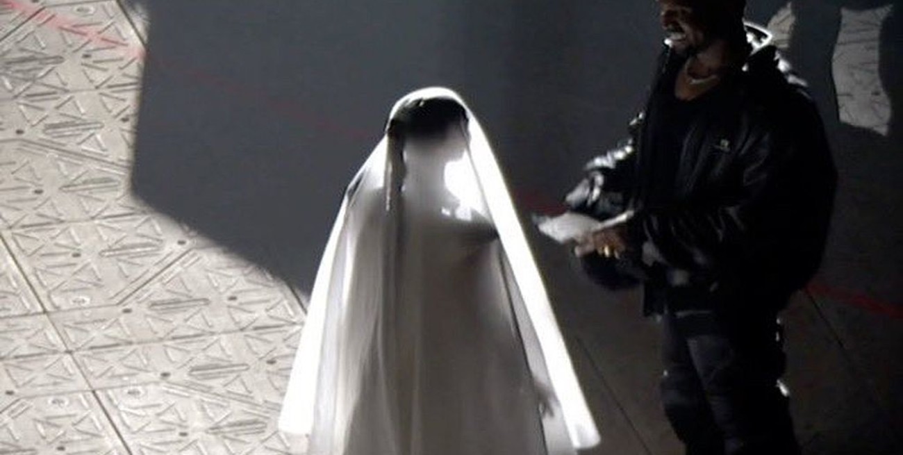 Kim Kardashian se apareció en un show de Kanye West vestida de novia