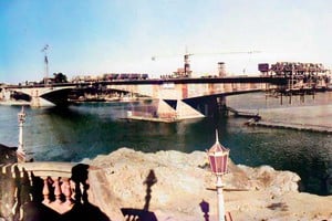 Gentileza M. Testi. Construcción. La imagen tomada desde la cabecera de acceso al puente Colgante muestra el avance de obra del Oroño, antes de su inauguración, en 1971.