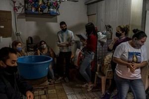 ELLITORAL_370971 |  The New York Times Voluntarios realizando asistencia social en Buenos Aires