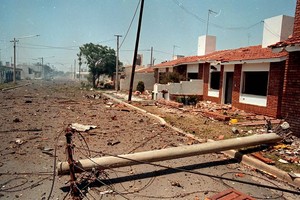 Archivo El Litoral La voladura de la fábrica militar dejó un panorama bélico en las calles de Río tercero.