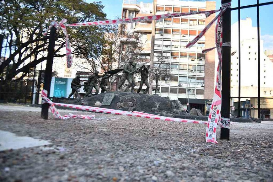 ELLITORAL_389584 |  Gentileza Los portones protegían el monumento a los caídos en Malvinas. Habían sido inaugurados el 2 de abril de este año, con una sentida ceremonia a 39 años de la guerra del Atlántico Sur.