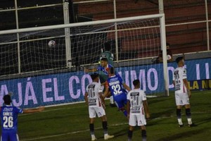 ELLITORAL_361097 |  Mauricio Garín Juan Manuel García, el hombre-gol de Unión, inicia la carrera del festejo junto a Borgnino.