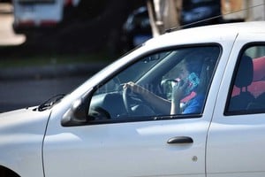 Pablo Aguirre En la ciudad, también es un problema. Las multas locales por manejar y utilizar el teléfono móvil al mismo tiempo van desde los 2.300 pesos hasta los casi 23 mil pesos. Son claves los controles.