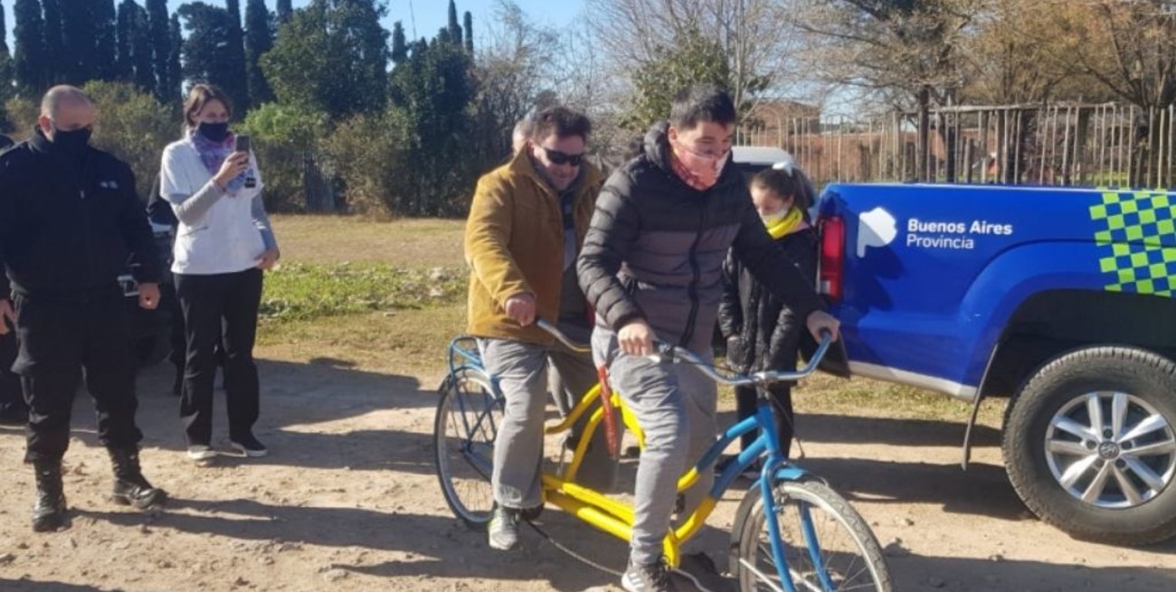 Detenidos fabricaron y donaron una bicicleta doble comando para una persona no vidente