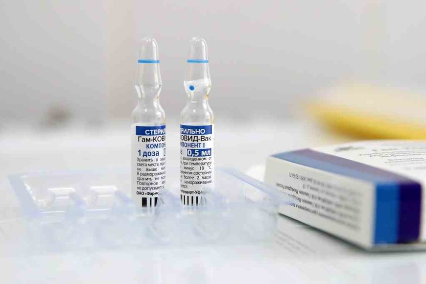 ELLITORAL_374571 |  Imagen ilustrativa NOVOSIBIRSK, RUSSIA - MARCH 3, 2021: Ampoules with the Gam-COVID-Vac (Sputnik V) COVID-19 vaccine are pictured at a COVID-19 vaccination site at Hospital for War Veterans No 3. Kirill Kukhmar/TASS (Photo by Kirill Kukhmar\TASS via Getty Images)