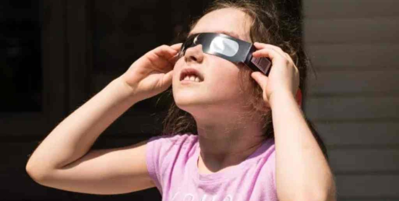 Nequen advierte sobre los peligros de observar el Eclipse 202 sin una protección segura