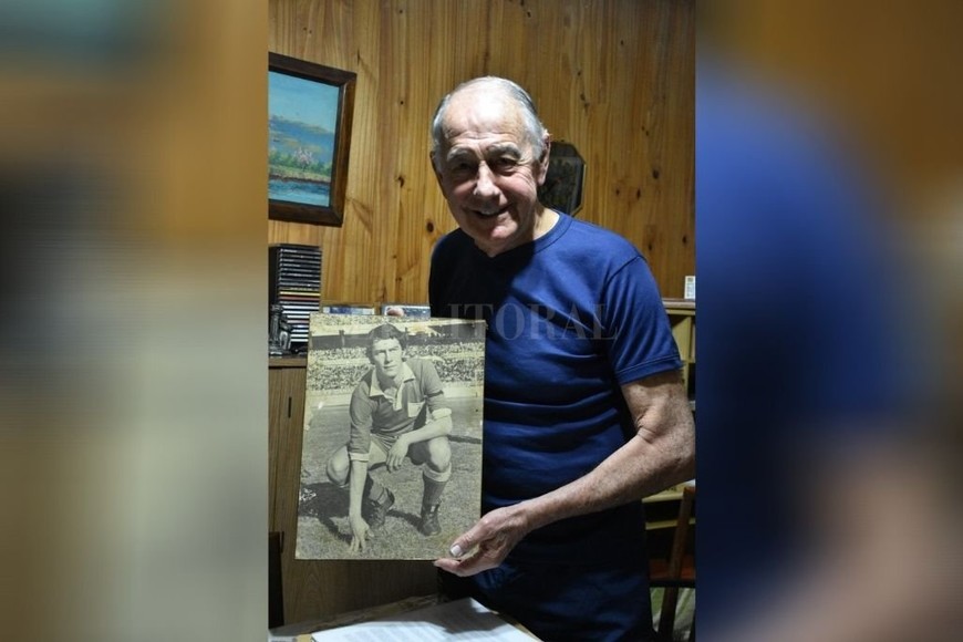 ELLITORAL_322498 |  Manuel Fabatia Con un cuadro cuya foto pertenece a un partido que Argentinos jugó ante River en el Monumental.  Ese día le hice un golazo al Pato Fillol . Fue en 1974 y lo ganó River 3 a 2.