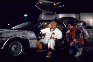 Gentileza Marty McFly y el  Doc  Emmett Brown, junto a la máquina del tiempo