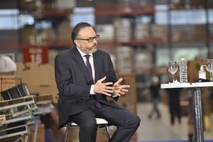 Prensa UIA Kulfas anunció la  coordinación de mesas  para avanzar en un acuerdo de salarios y precios.