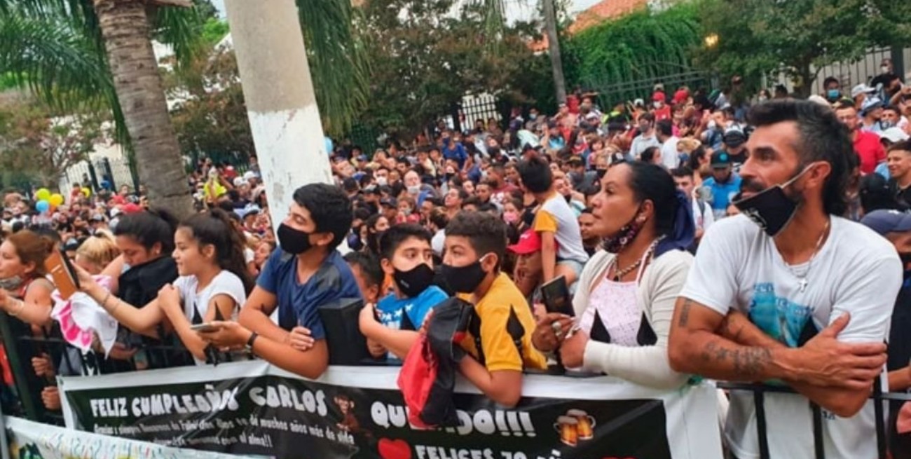 Descontrol: una multitud en la casa de La Mona Jiménez para festejar su cumpleaños