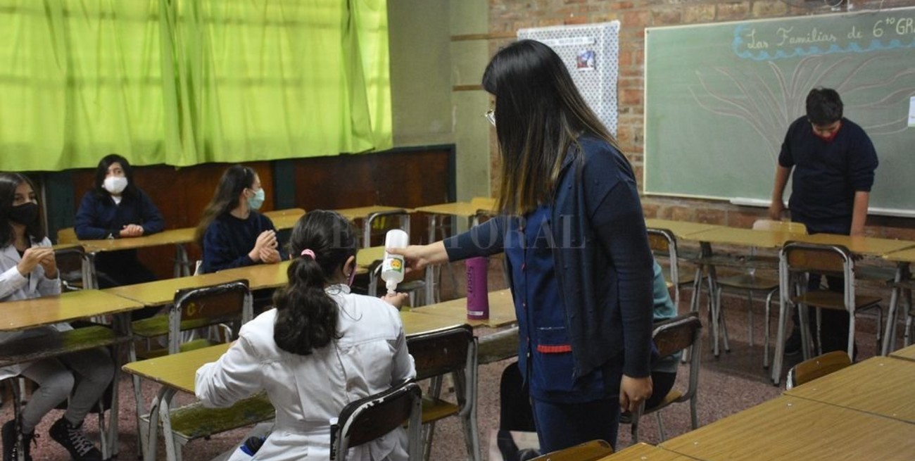 Gremios docentes piden "medidas urgentes" y "conciencia social" para sostener las clases