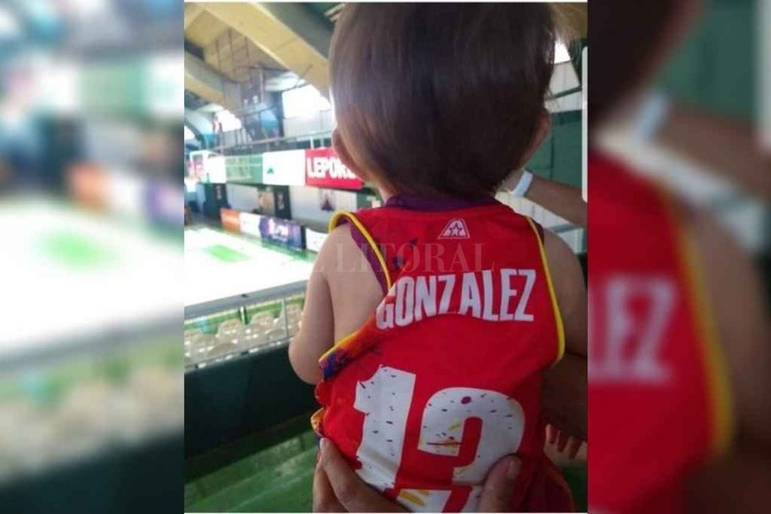 ELLITORAL_359905 |  Gentileza La hija de Anto con su camiseta y el número 13, usado por toda la familia.