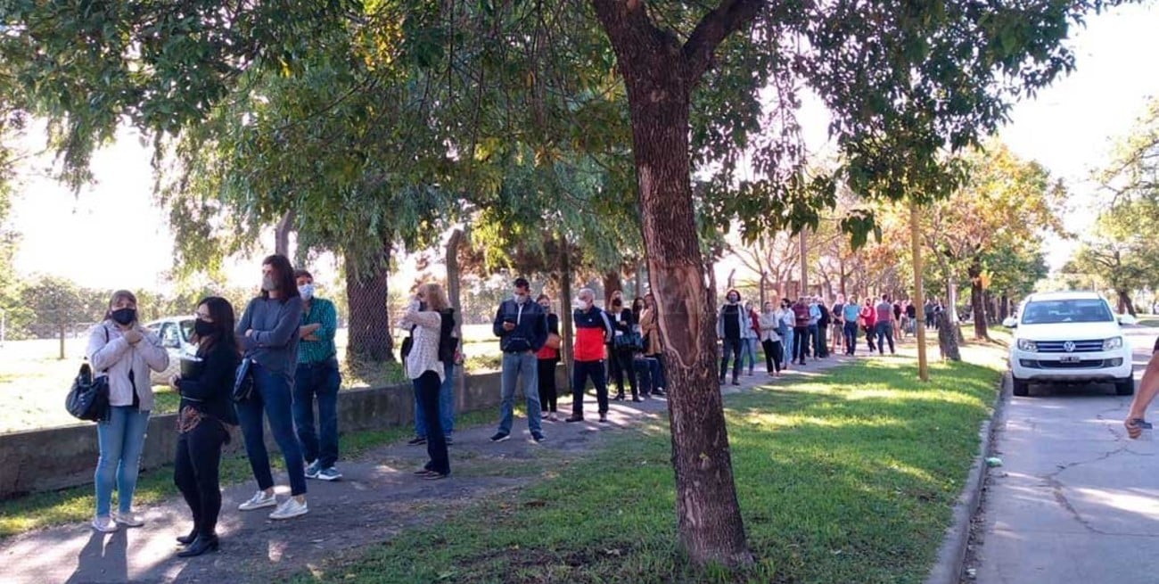 Larga fila para vacunar docentes en el polideportivo de Av. Galicia