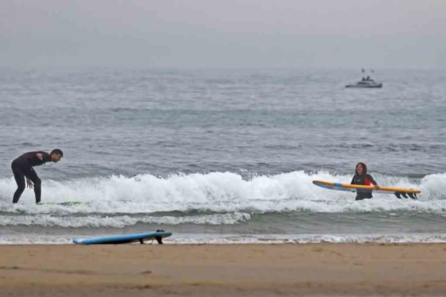 ELLITORAL_401996 |  Gentileza Shakira y Piqué surfeando en la playa de Oyambre.