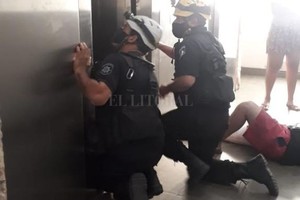 ELLITORAL_339277 |  Mirador Los bomberos tuvieron que trabajar arduamente para abrir las puertas deformadas del ascensor, que se precipitó desde un séptimo piso.