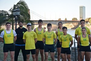 ELLITORAL_402689 |  Pablo Aguirre El equipo federado de Regatas junto al entrenador, Mauro Hoyos.