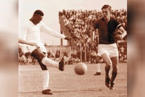 Archivo El Litoral Remata Pelé ante la marca del Beto Poncio, una de las grandes figuras en aquella tarde inolvidable en la historia sabalera.