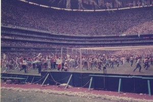 ELLITORAL_386614 |  Gentileza José Rossi Una imagen inédita de lo que fue la vuelta olímpica argentina apenas finalizado el partido en el imponente Azteca, repleto con 115.000 espectadores.