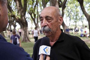 Archivo Roberto dialogando con Cable y Diario en Cabaña Leiva., durante una de las tantas ediciones del Encuentro de Rugby Infanto-Juvenil que lleva su nombre.