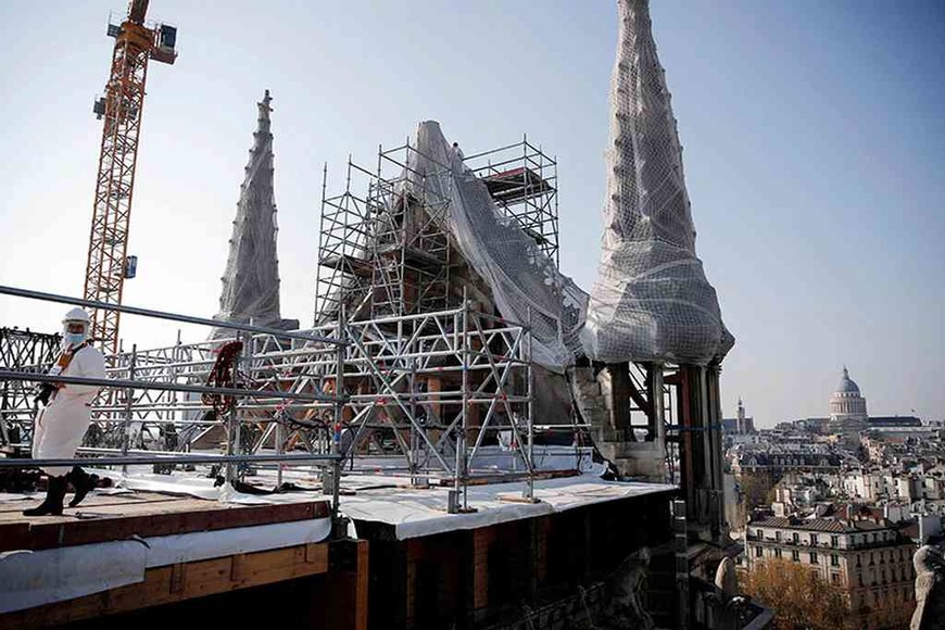 ELLITORAL_370079 |  Agencias Se ha hecho un inmenso trabajo , afirmó Macron. También expresó el  orgullo colectivo  de ver a la catedral retomar cuerpo, tras el incendio del 15 de abril de 2019.