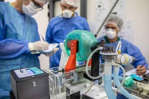 Archivo Testeo. Entre otras labores, los bioingenieros son los encargados de instalar y mantener los respiradores utlizados contra el coronavirus.