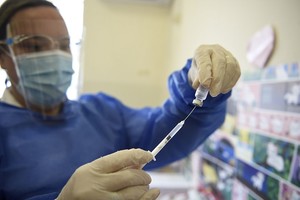 ELLITORAL_384022 |  Xinhua/Nicolás Celaya Una trabajadora de la salud prepara una vacuna desarrollada por la farmacéutica china Sinovac, en un puesto de vacunación en el Hospital Pasteur, en Montevideo, capital de Uruguay.