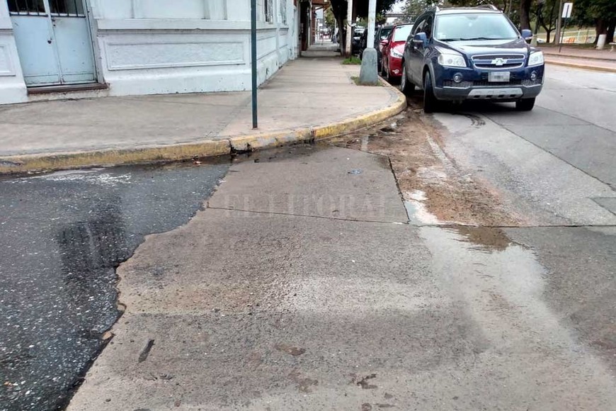 ELLITORAL_386457 |  Gentileza Nos da bronca que nos piden que cuidemos el agua y no solucionan esta pérdida que viene de hace tiempo , señaló la vecina.