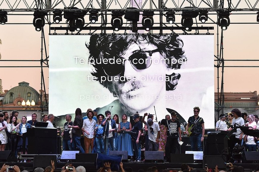 ELLITORAL_278310 |  Gentileza Infobae Unidas por la solidaridad y convocadas por Carr, 410 ciudades del país cantaron juntas el 22 de diciembre. El himno que entonaron miles de voces fue  Inconsciente colectivo , de Charly García.