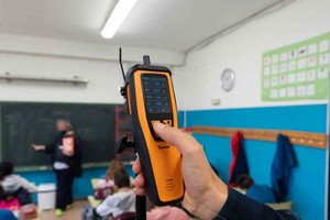 ELLITORAL_375608 |  Archivo El Litoral En la foto ilustrativa, la medición de CO2 en el aula de un colegio de España. En ese país hay una fuerte campaña para que los espacios cerrados de concurrencia pública tengan estos detectores.